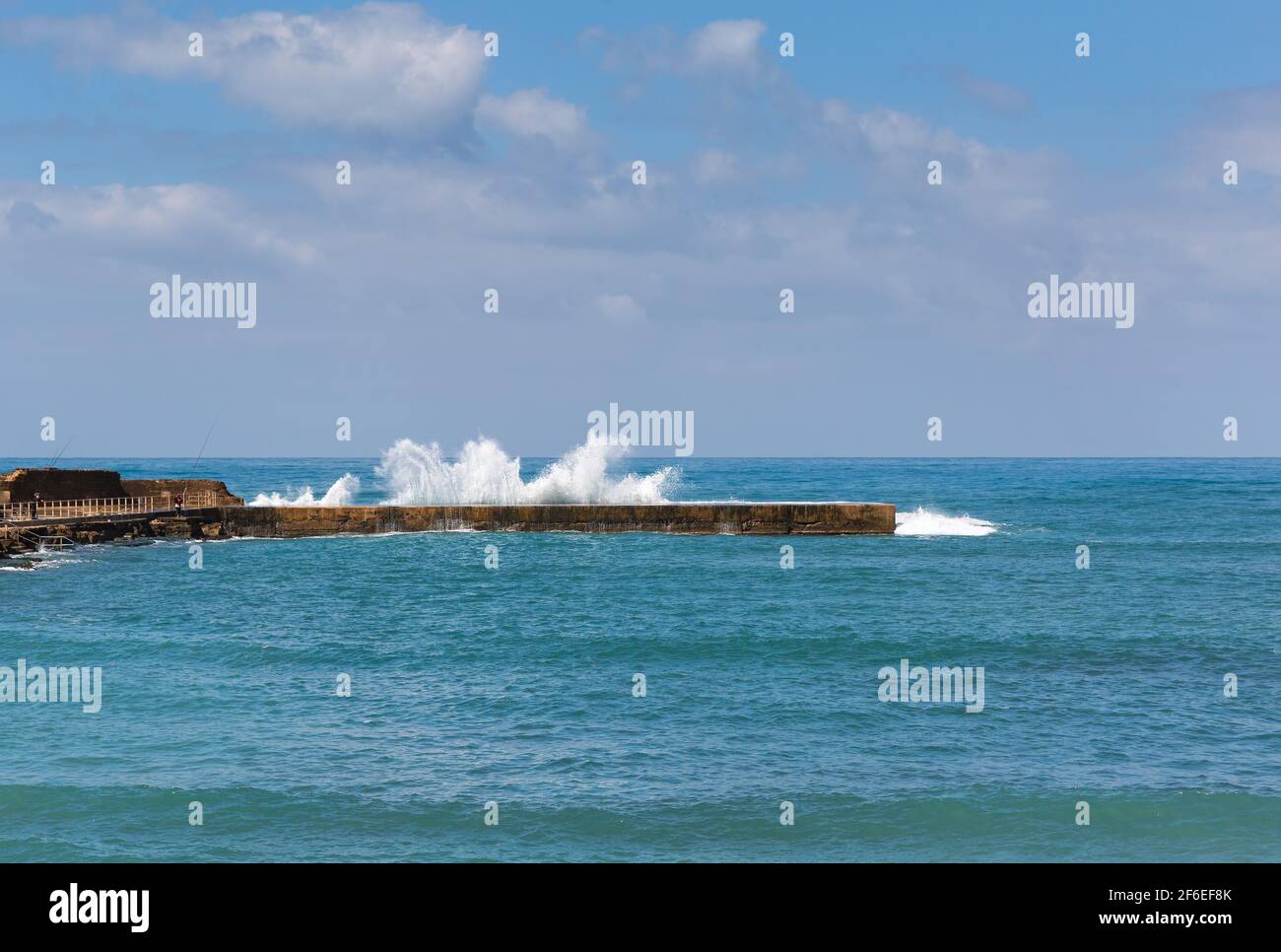 vagues éclaboussant qui frappent le mur de la vieille ville Césarée Israël Banque D'Images