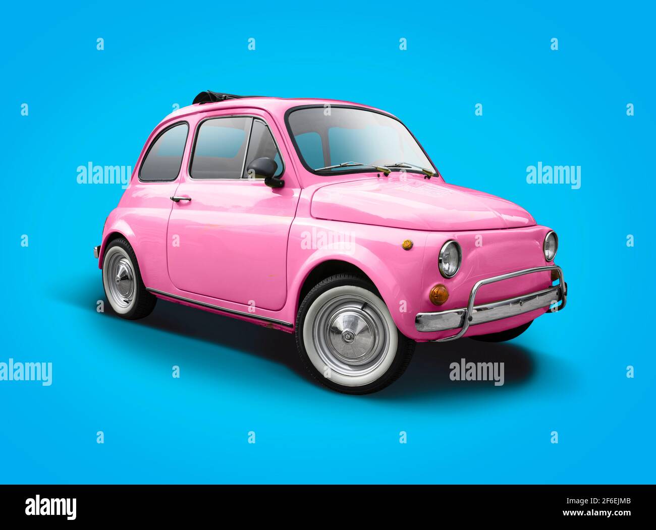 Mini voiture rose italienne classique isolée sur fond bleu Banque D'Images