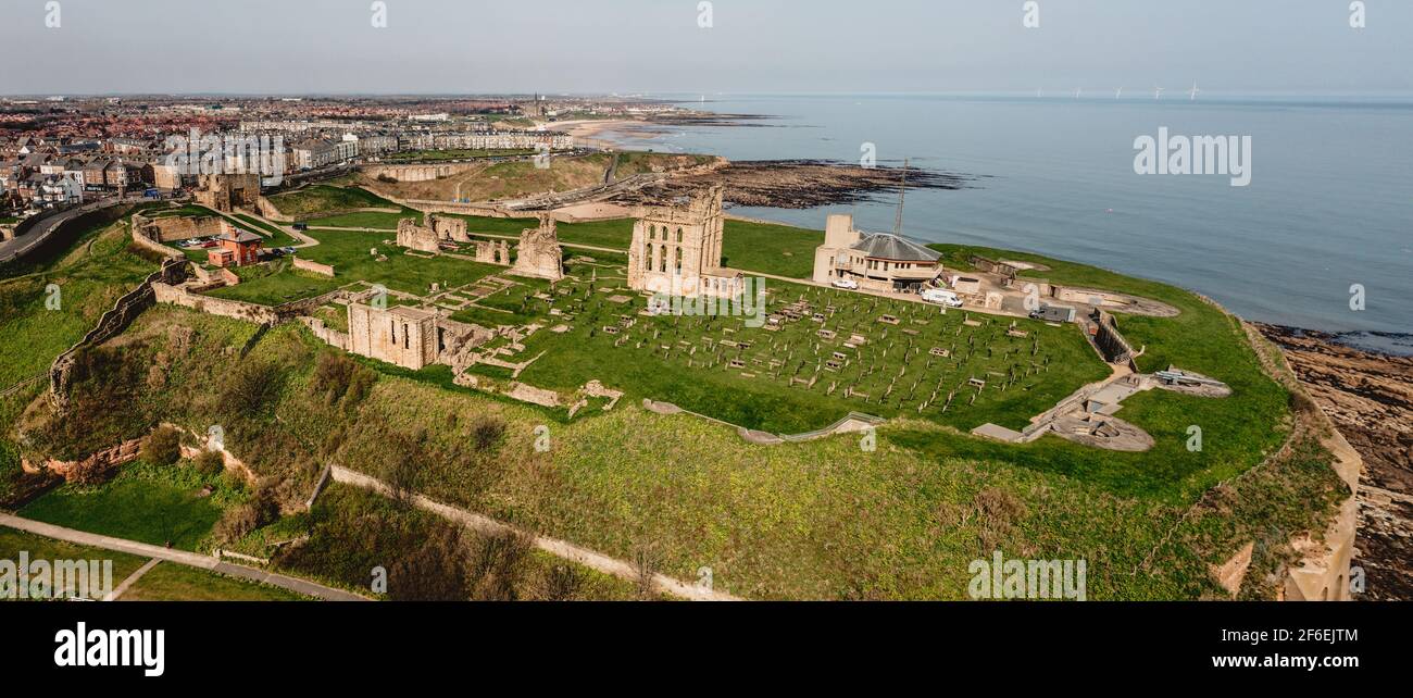 Vue aérienne du Prieuré et du château de Tynemouth Banque D'Images