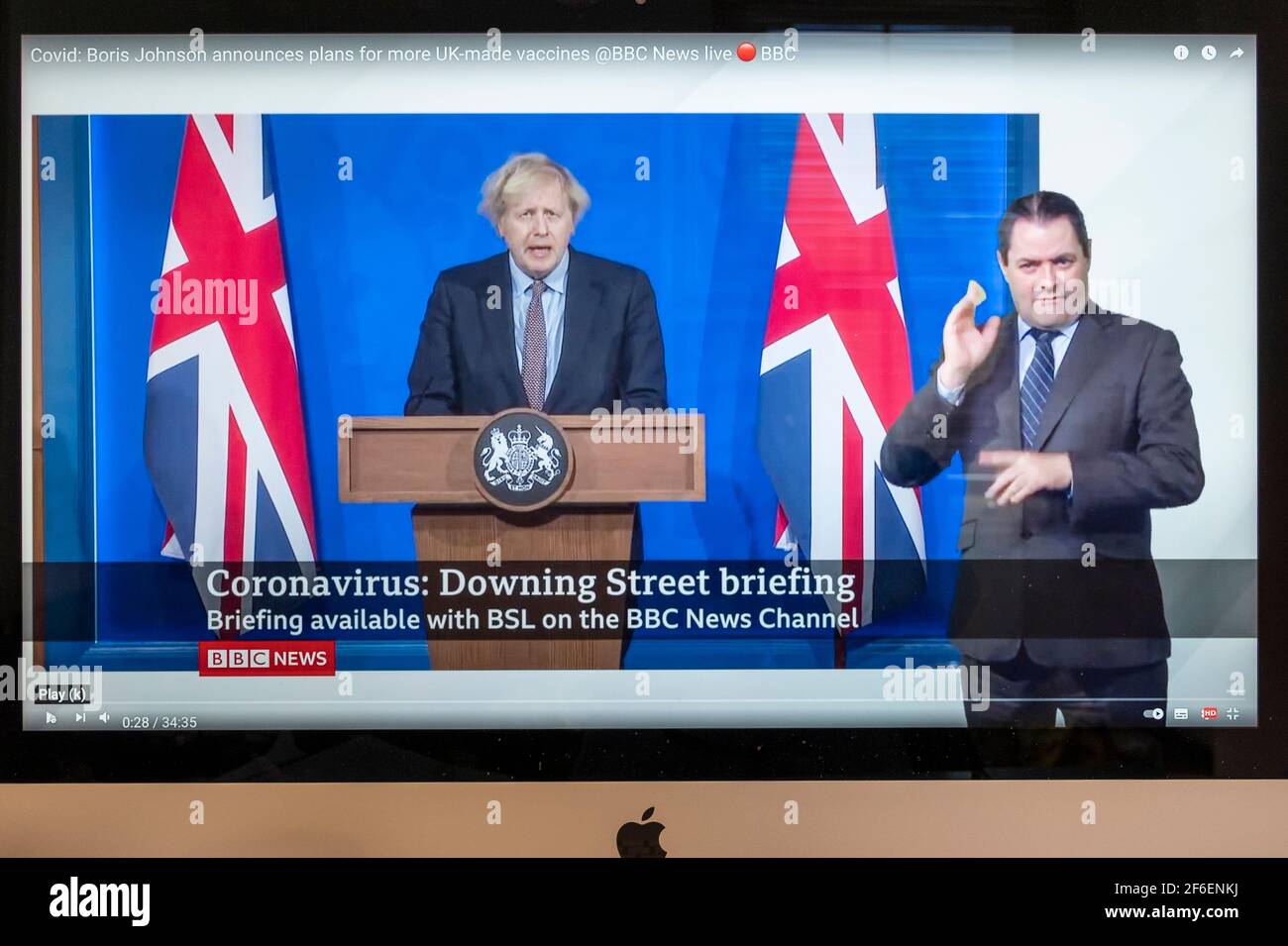 Boris Johnson flanqué par Union Jacks dans la nouvelle salle de presse de Downing Street, qui donne un briefing Covid. BBC News. Banque D'Images