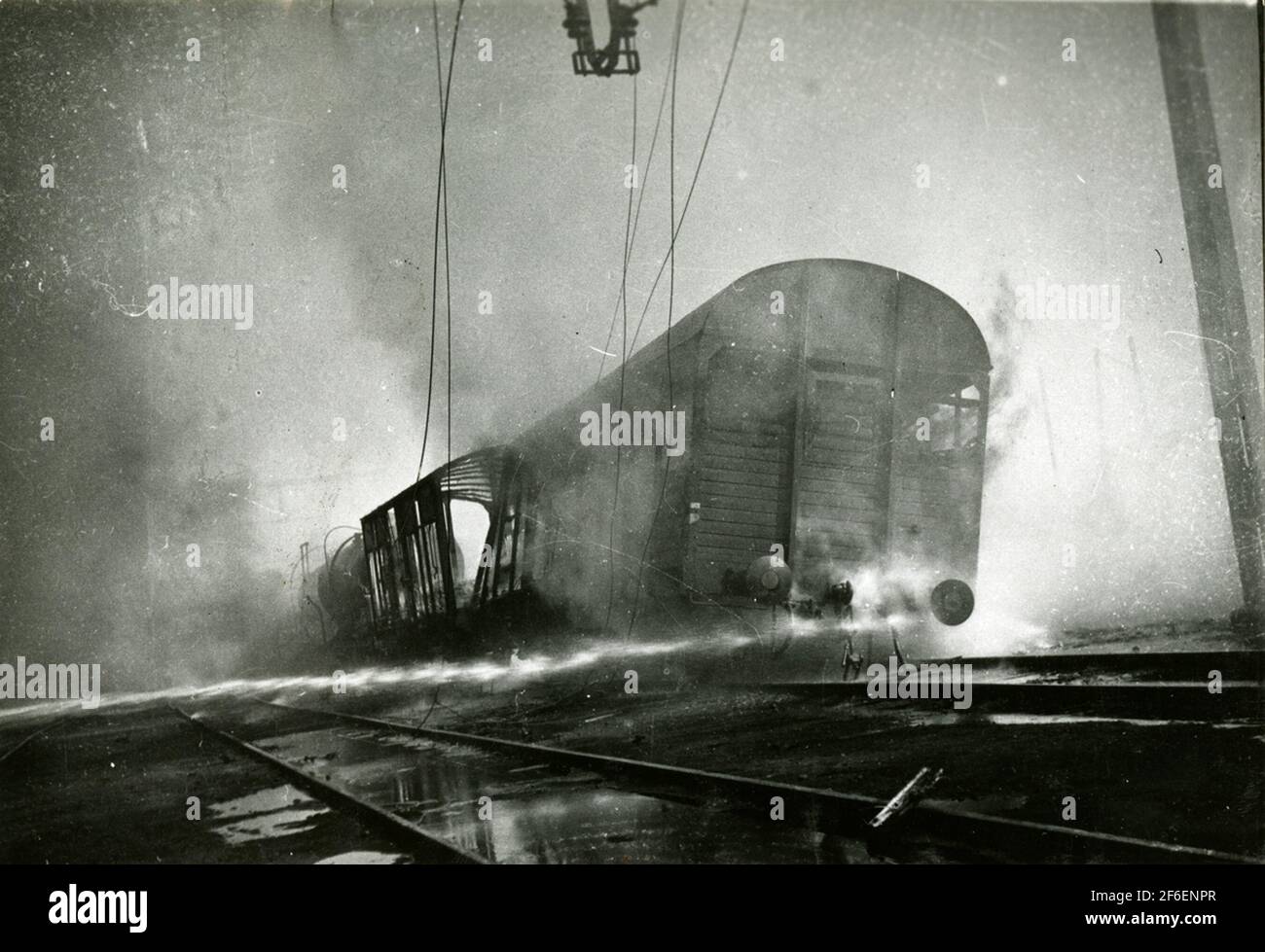 Incendie dans des wagons de fret à Avesta Krylbo Bangård après une explosion dans un train de munitions allemand. Banque D'Images