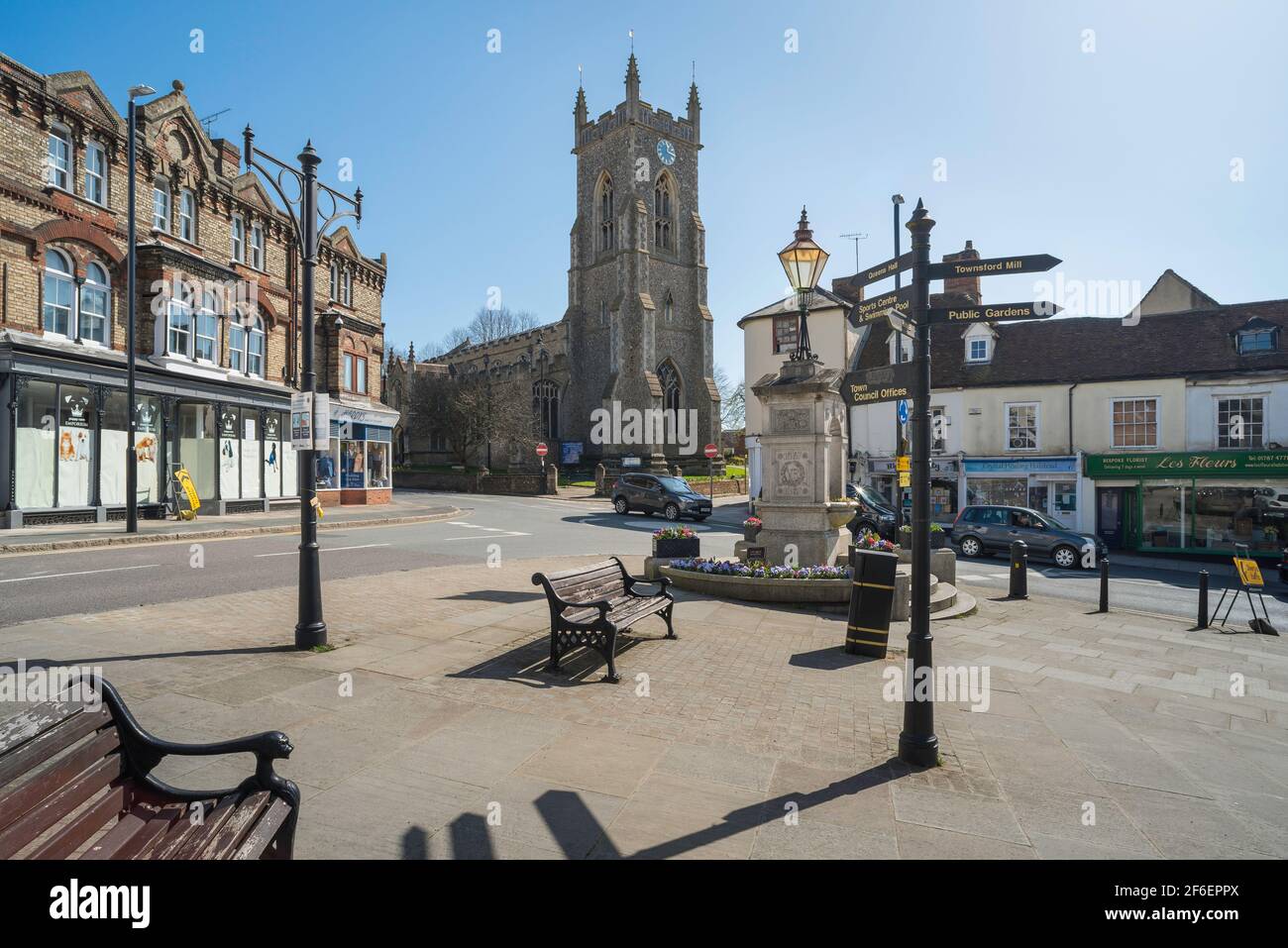 Halstead Essex, vue sur l'église paroissiale de St Andrew et (premier plan) le George Courtald Lamp Memorial situé dans le centre de Halstead Town, Essex, Royaume-Uni Banque D'Images