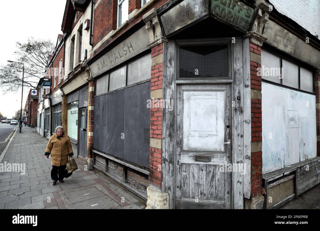 Magasin d'angle fermé, Merton High Street, Londres SW19. La boutique vide était autrefois un marchand de journaux et un bureau de tabac. Banque D'Images