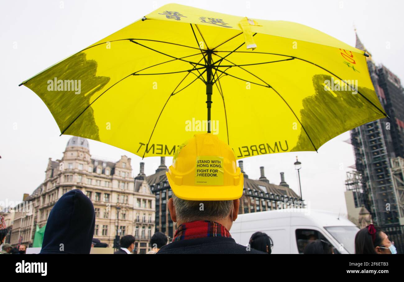 Londres, Royaume-Uni. 31 mars 2021. Protestation contre la violence militaire au Myanmar. Les manifestants se rassemblent sur la place du Parlement et se marchent à l'ambassade chinoise pour exprimer leur mécontentement à l'égard de l'implication chinoise dans le coup d'Etat militaire et le meurtre de civils innocents, dont des enfants Banque D'Images