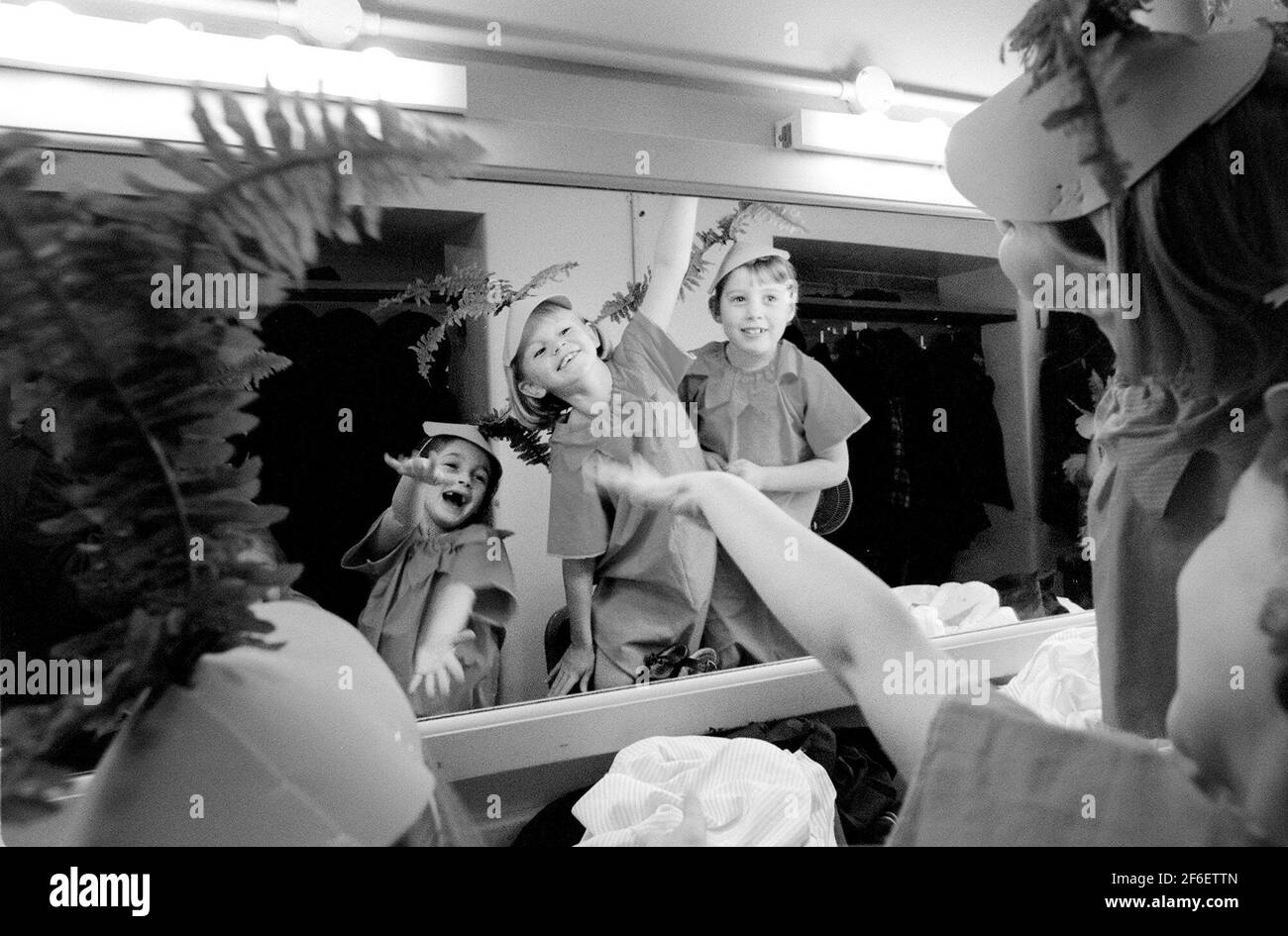 Bal de musique pour les jeunes au Royal Albert Hall. Les enfants de l'école de préparation Ursuline, Brentwood Backstage avant la réhéralse de leur chant de parcelle de légumes pour la performance de tonights Banque D'Images
