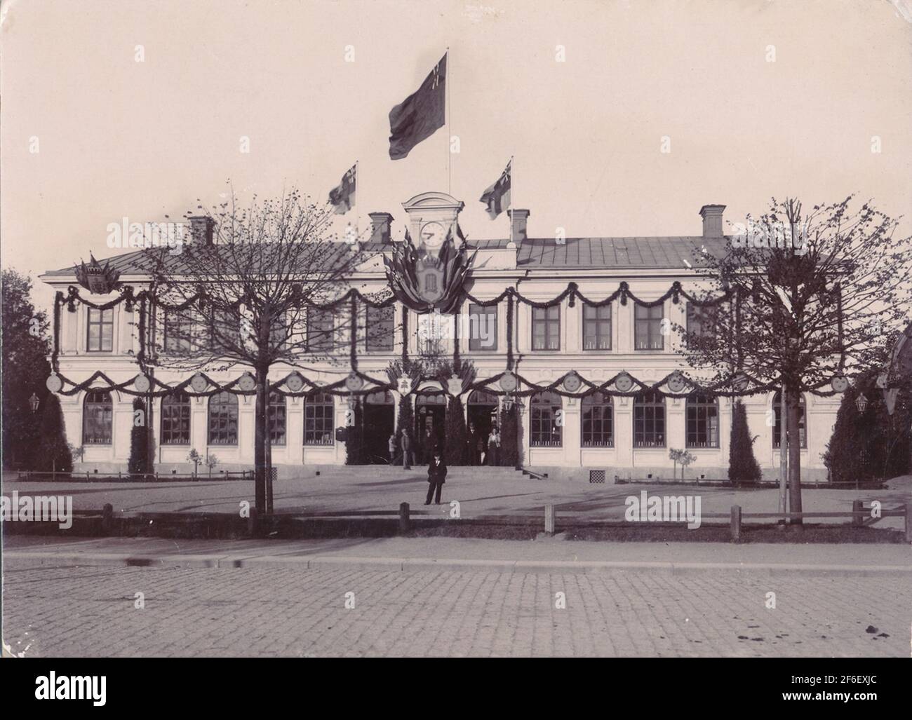 Karlskrona - Växjö Railway a été ouvert à la circulation publique en 1874. La même année, la maison de gare est terminée sur deux étages. Le chemin de fer a été conçu de manière à ce qu'il ait de la place pour cinq voies. Sur la photo, la gare de Karlskrona est visible lors de la visite du roi à l'ouverture de la ville de Carl Xi. Banque D'Images