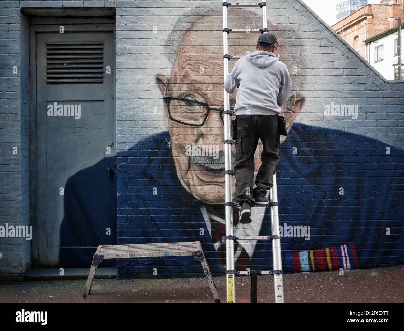Manchester, Royaume-Uni. 31 mars 2021. Touche finale à une photo d'art de rue du capitaine Tom MooreCredit: Julian Brown Banque D'Images