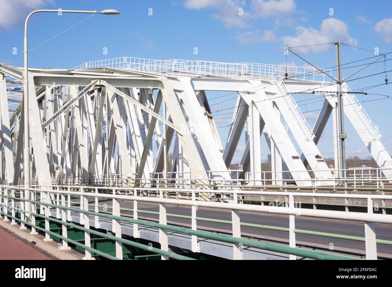 Gros plan d'un cadre en acier d'un pont sur le rivière Ijssel à Westervoort aux pays-Bas Banque D'Images