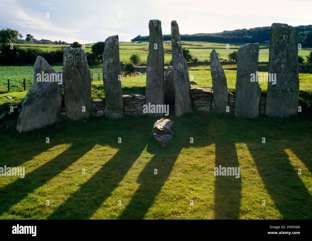 Cairnholy I Néolithique chambered cairn, Dumfries & Galloway, Écosse, Royaume-Uni, à la recherche de W depuis la piste, montrant les portails d'entrée, la dalle de blocage et la façade. Banque D'Images