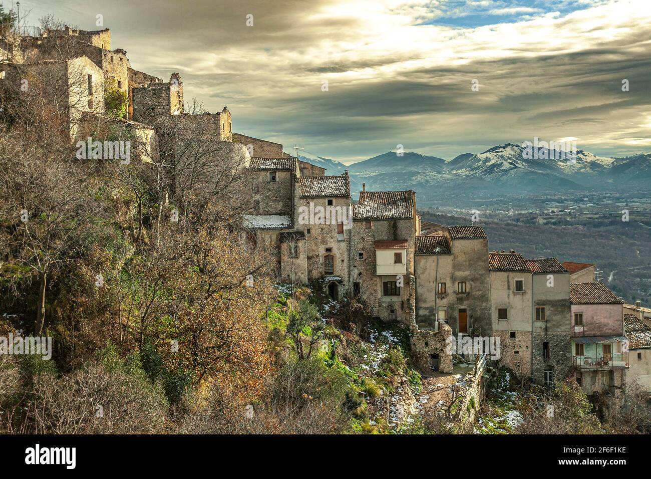 Maisons penchées les unes contre les autres dans un village de montagne fortifié. Roccacacagale, province de l'Aquila, Abruzzes, Italie, Europe Banque D'Images