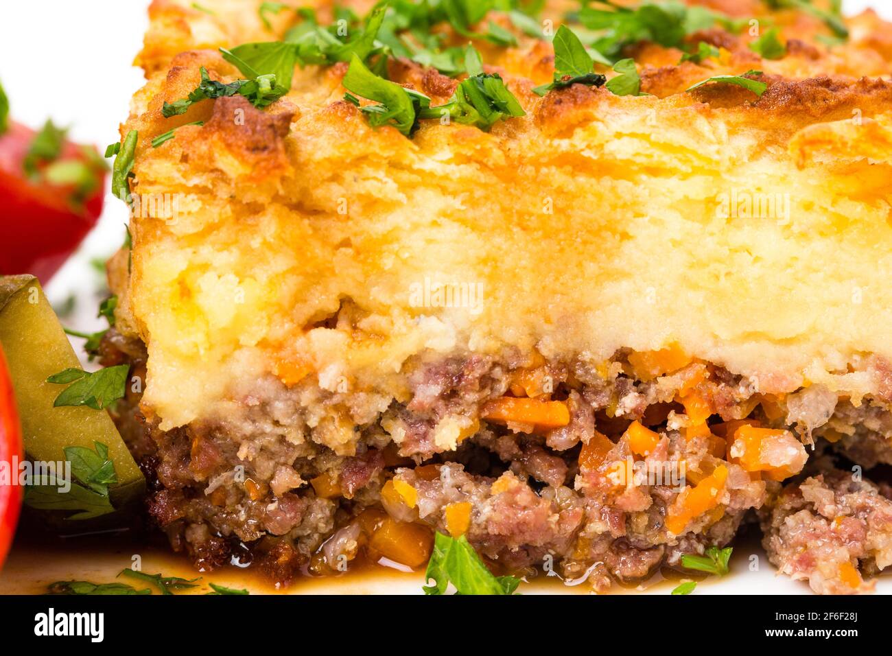 Tarte traditionnelle au berger avec viande de forcemat d'agneau et cornichons. Macro. La photo peut être utilisée comme arrière-plan entier. Banque D'Images