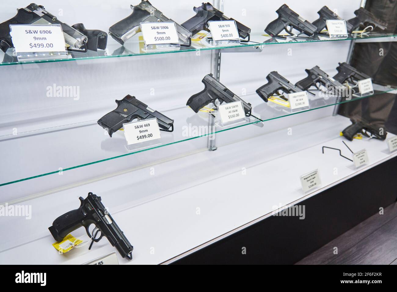 Pistolets avec étiquettes et étiquettes de prix en solde sur les étagères du magasin d'armes à feu avec de nombreuses pistolets déjà en rupture de stock. ÉTATS-UNIS Banque D'Images