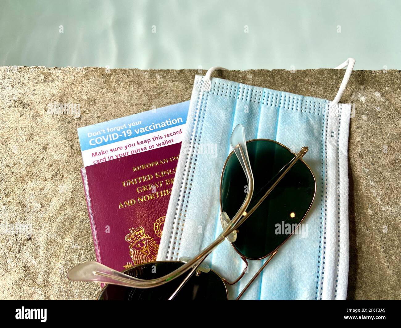 Londres Royaume Uni 03 31 21 Concept De Passeport De Vaccin Covid 19 Pour Les Restrictions Sur Les Voyages Avec Des Lunettes De Soleil Passeport Britannique Et Masque De Covid Et Carte D Identite De