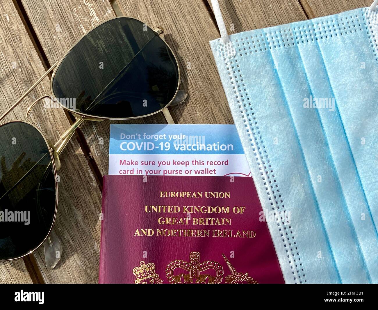 Londres Royaume Uni 03 31 21 Concept De Passeport De Vaccin Covid 19 Pour Les Restrictions Sur Les Voyages Avec Des Lunettes De Soleil Passeport Britannique Et Masque De Covid Et Carte D Identite De