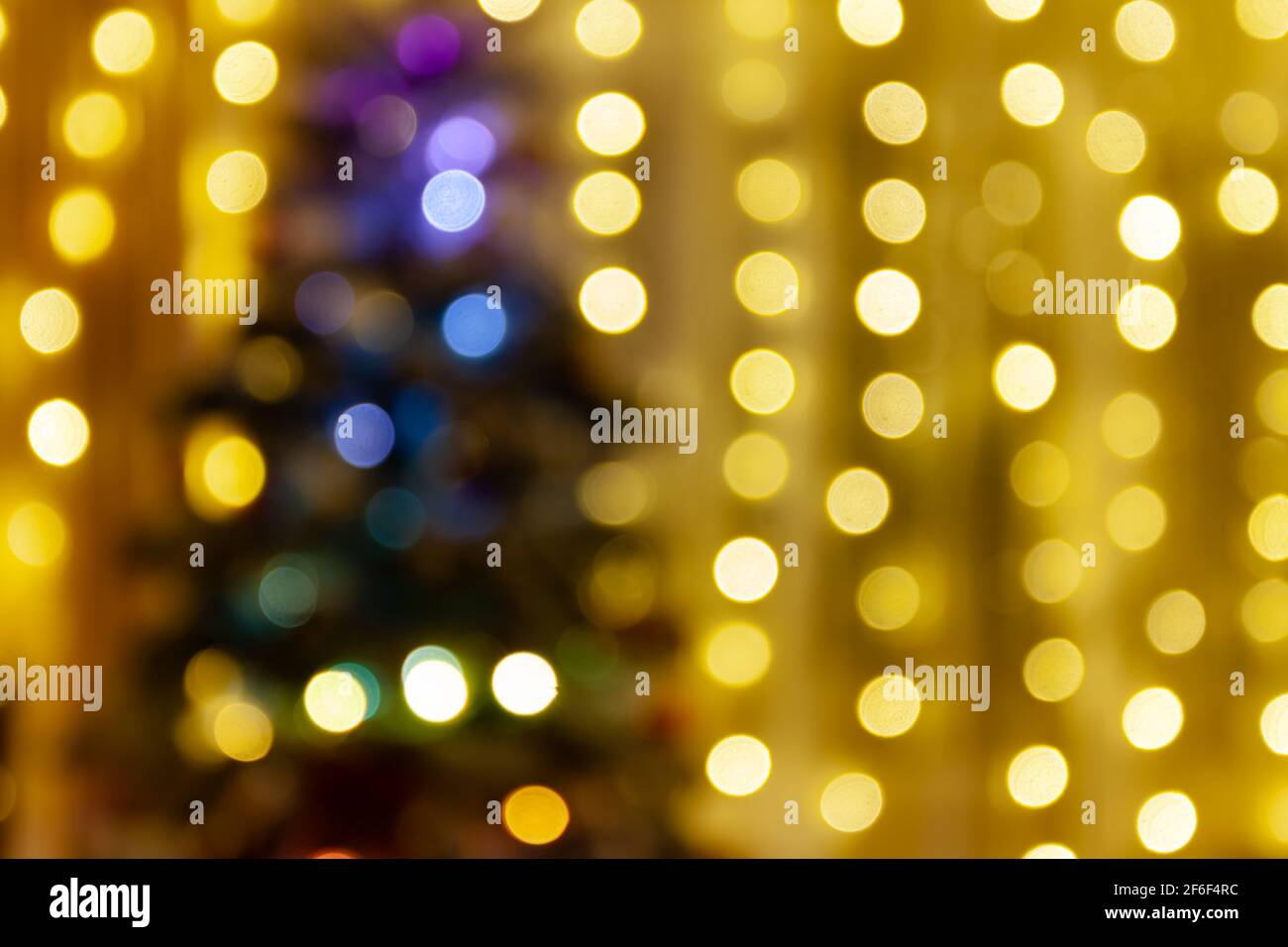 Sapin de Noël avec arrière-plan flou, utilisé comme arrière-plan ou texture, flou Banque D'Images