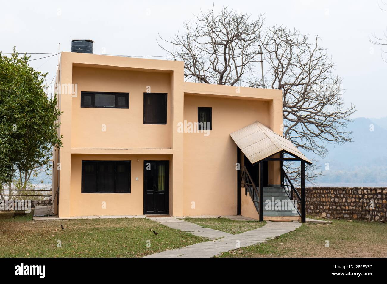 Vue sur l'architecture des maisons de repos de forêt dans le parc national de Jim Corbett Dhikala zone pour les touristes de rester pendant leur voyage dans la jungle. Banque D'Images