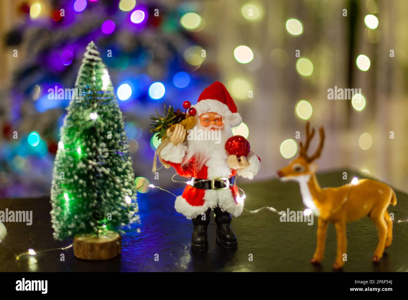 Jouet Père Noël sur fond de guirlandes lumineuses Banque D'Images