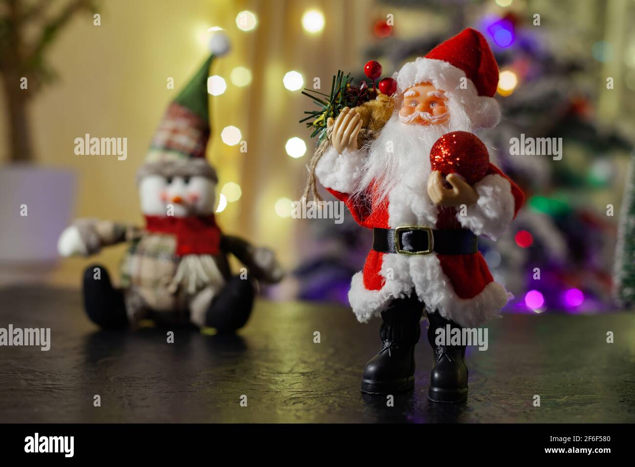 Jouet Père Noël et bonhomme de neige sur le fond du Arbre de Noël Banque D'Images