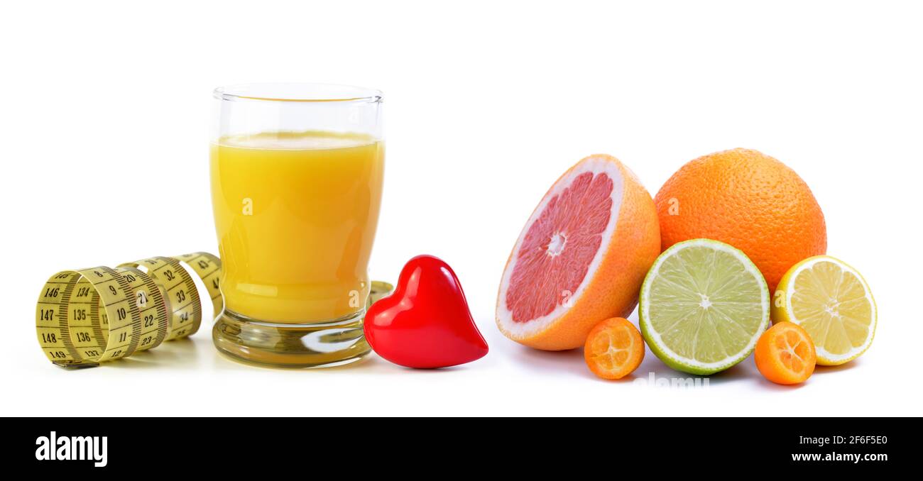 Jus d'orange en verre, mètre ruban, cœur et agrumes isolés sur fond blanc. Concept de nutrition saine. Banque D'Images