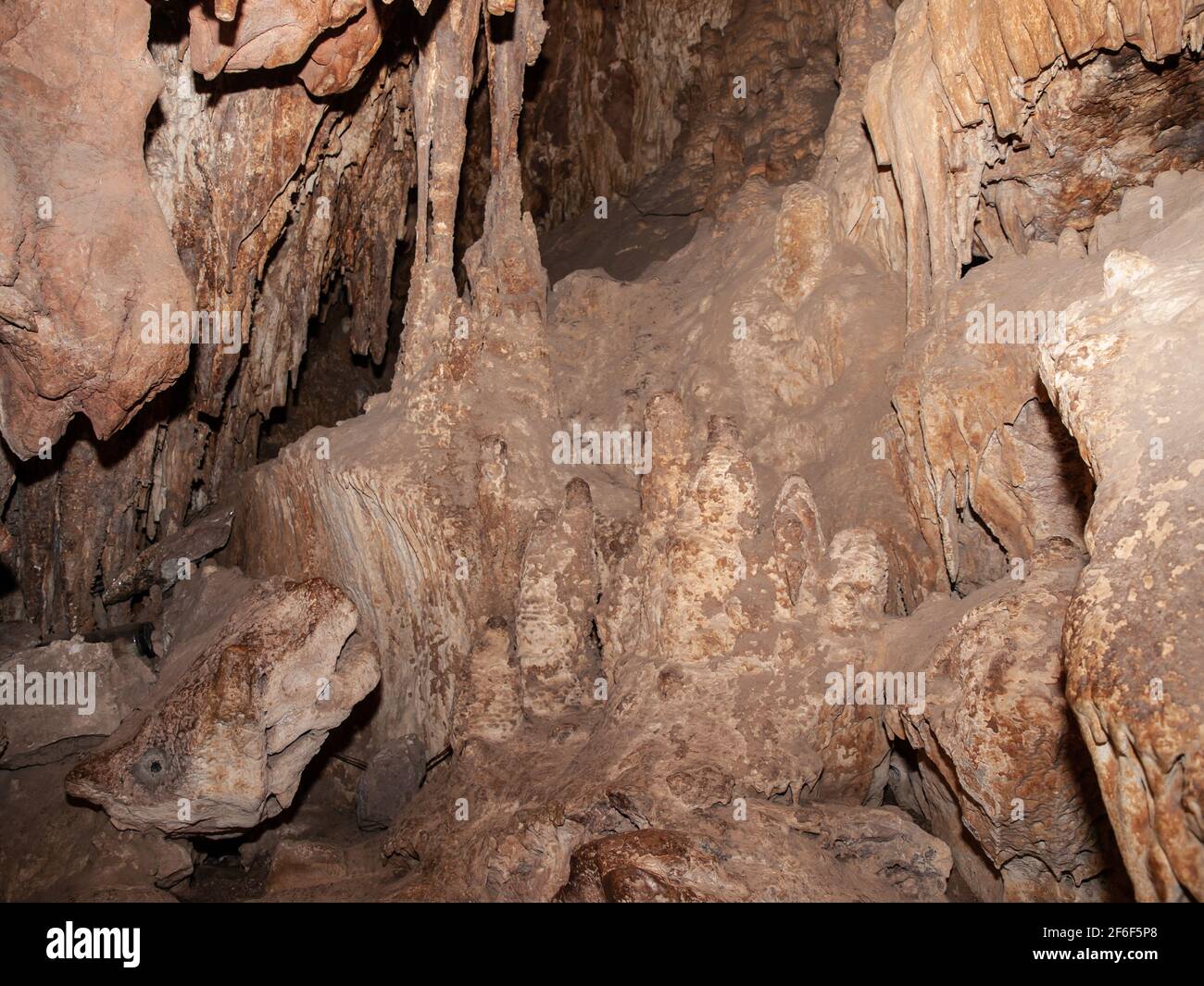 La grotte colossale est un vaste réseau de grottes dans le sud-est de l'Arizona, aux États-Unis, près de la communauté de Vail, à environ 22 miles (35 km) au sud-est de Tucson. Banque D'Images