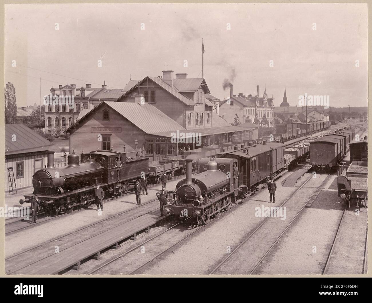 Gare centrale d'Eskilstuna. En Angleterre, ces deux locomotives ont été construites, le réservoir à selle le plus proche est venu de la même série dans les années 1870 que la locomotive située au Musée de la ville. La locomotive éloignée est probablement OFWJ K 18 Banque D'Images