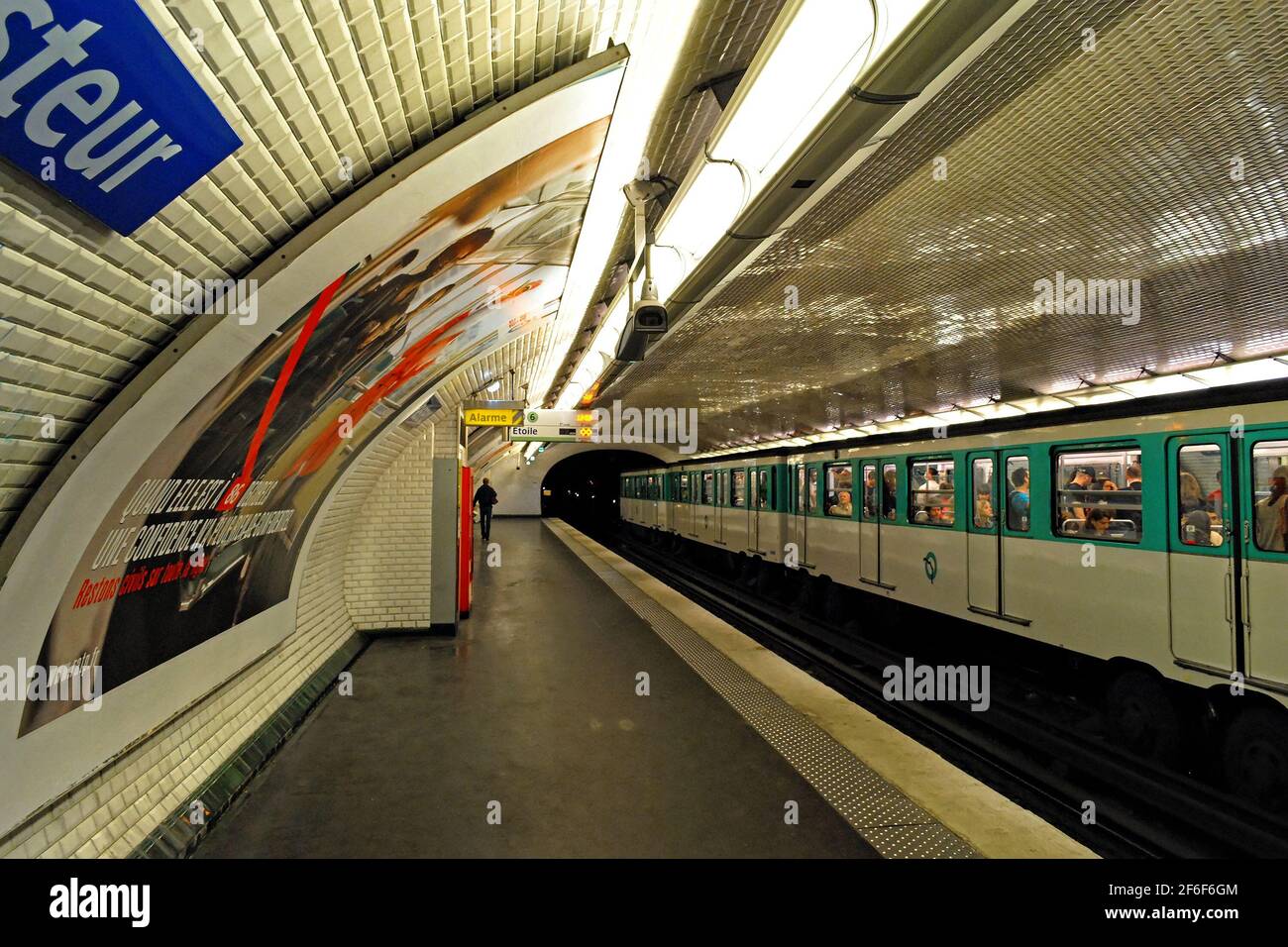 Paris, France, juin 21 : vue de la plate-forme de la gare du boulevard Pasteur, rue Vaugirard, le 21 juin 2012 à Paris. Banque D'Images
