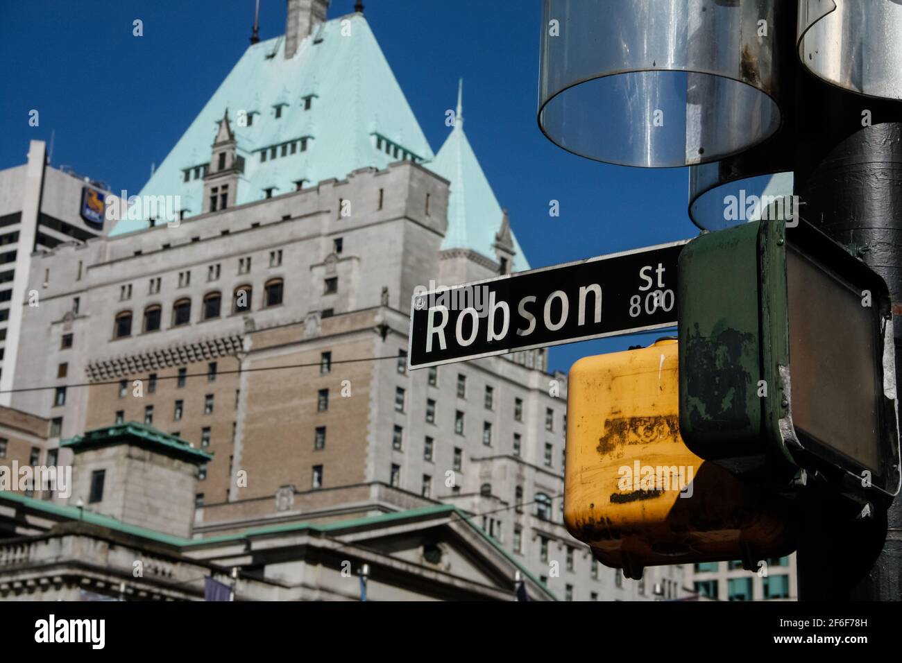 Vancouver, Colombie-Britannique, Canada - octobre 13 2018 : derrière le panneau de rue Robson se trouve l'hôtel Vancouver, propriété de Fairmont avec un toit en cuivre vert. Banque D'Images