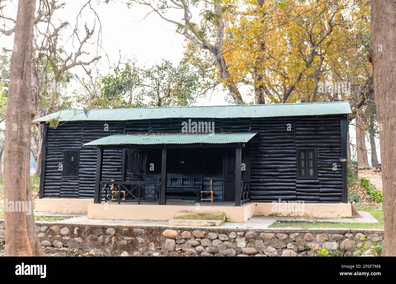 Vue sur l'architecture des maisons de repos de forêt dans le parc national de Jim Corbett Dhikala zone pour les touristes de rester pendant leur voyage dans la jungle. Banque D'Images