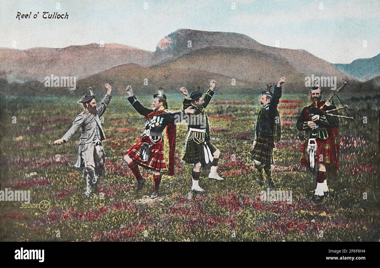 Carte postale vers 1920 montrant des hommes qui exécutent la danse écossaise 'Reel of Tulloch'. Banque D'Images