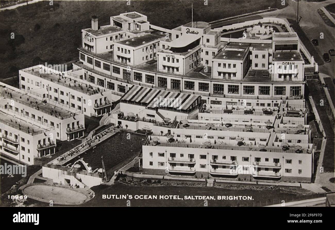 Vue aérienne vers 1955 du Grand Ocean Hotel, Saltdean. Construit en 1938 dans le style art déco, il a rouvert plus tard en tant que centre de villégiature de Butlins en 1953. Banque D'Images