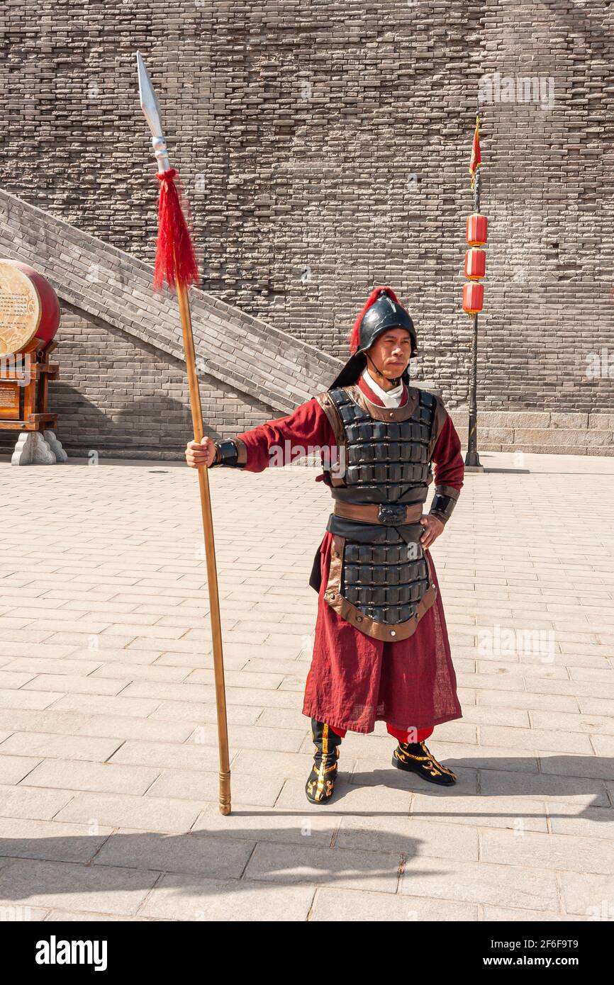 Xian, Chine - 30 avril 2010 : cérémonie à la porte nord du mur de la ville de Shuncheng. Gros plan de la protection armée à l'intérieur de la zone de verrouillage de commande du boîtier. Guirlande de bordeaux Banque D'Images