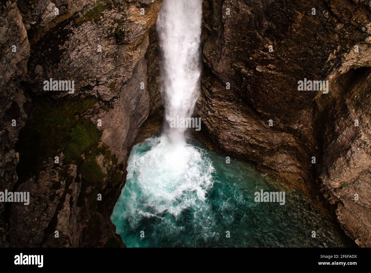 Photo de Moody prise lors d'une randonnée d'été à Johnston Canyon Upper Falls près de Banff, Alberta, Canada. L'eau turquoise à la base de la cascade le fait Banque D'Images