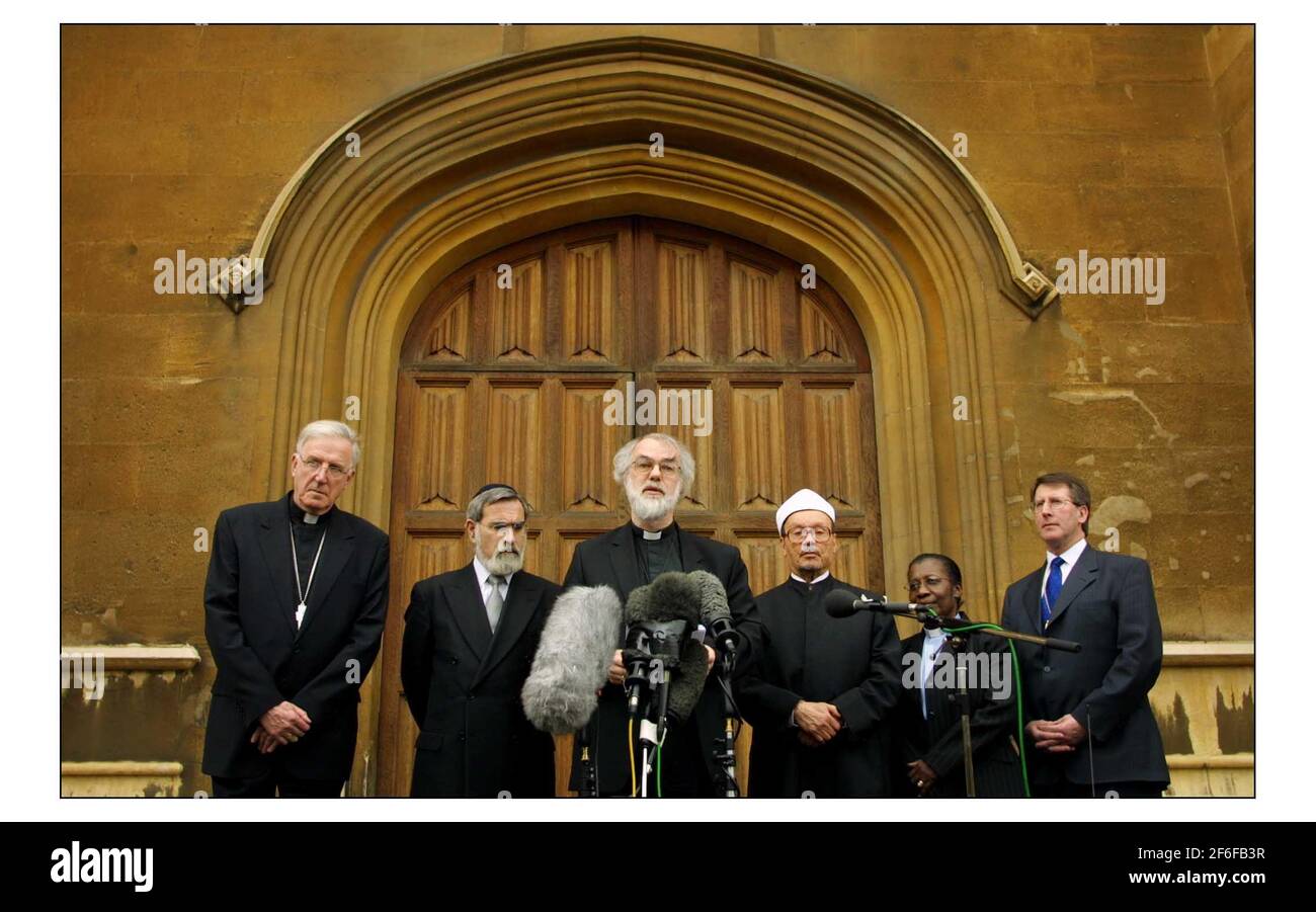 Une déclaration conjointe des chefs religieux sur l'action militaire en Irak a été faite par l'archevêque de Canterbury, le Dr Rowan Williams, sur la place du Palais Lambeth. Avec lui, de gauche à droite... l'archevêque de Westminster, le cardinal Cormac Murphy-O'Connor, le grand rabbin, le Dr Jonathan Sacks, le Dr Rowan Williams, Président du Conseil des mosquées et Imams UK, Shaikh Dr Zaki Badawi, Coprésident des Eglises ensemble en Angleterre, Revd Esme Beswick et le modérateur des Eglises libres, Revd David Coffey.pic David Sandison 21/3/2003 Banque D'Images