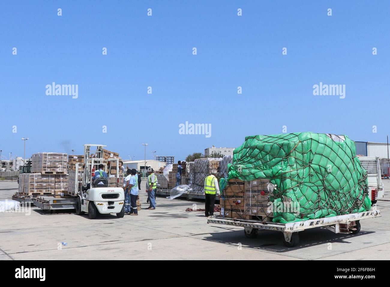 Aden, Yémen. 31 mars 2021. Les membres du personnel de l'aéroport déchargent des boîtes contenant des doses de vaccin COVID-19 à l'aéroport d'Aden. Crédit : Wail Shaif/dpa/Alay Live News Banque D'Images