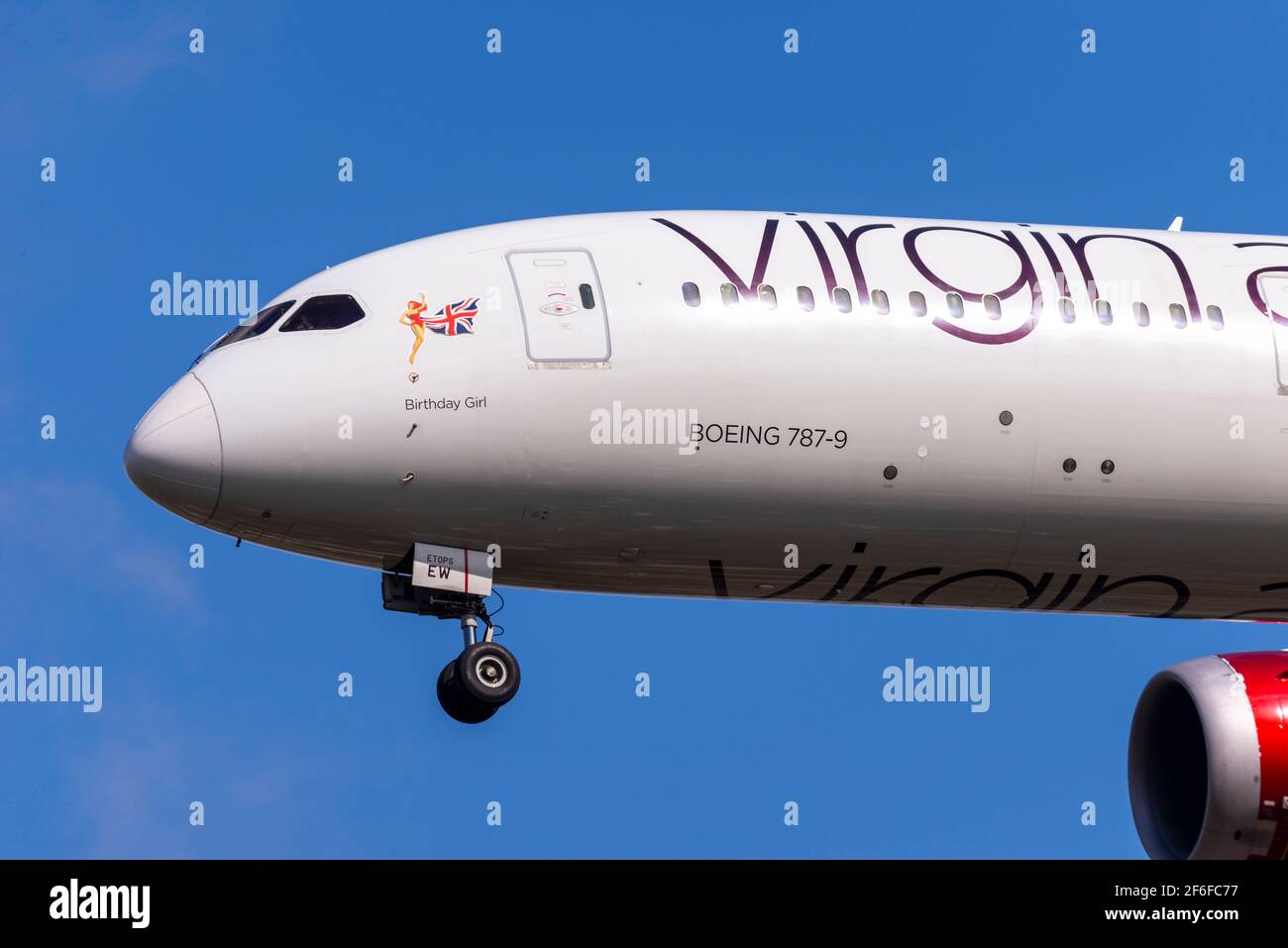 Virgin Atlantic Boeing 787 Dreamliner avion de ligne G-VNEW en finale pour atterrir à l'aéroport de Londres Heathrow, Royaume-Uni par temps ensoleillé. Fille d'anniversaire nommée Banque D'Images