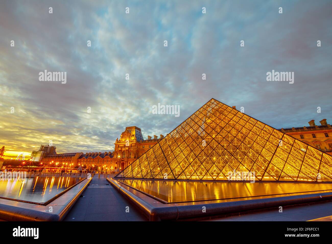 Reflet de la pyramide du Louvre Banque D'Images