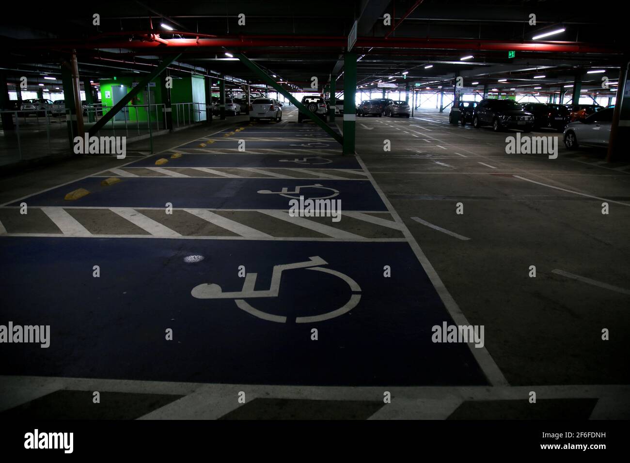 salvador, bahia, brésil - 23 décembre 2020 : espace réservé aux personnes en fauteuil roulant dans une place de stationnement à l'aéroport international de la ville de Salvado Banque D'Images