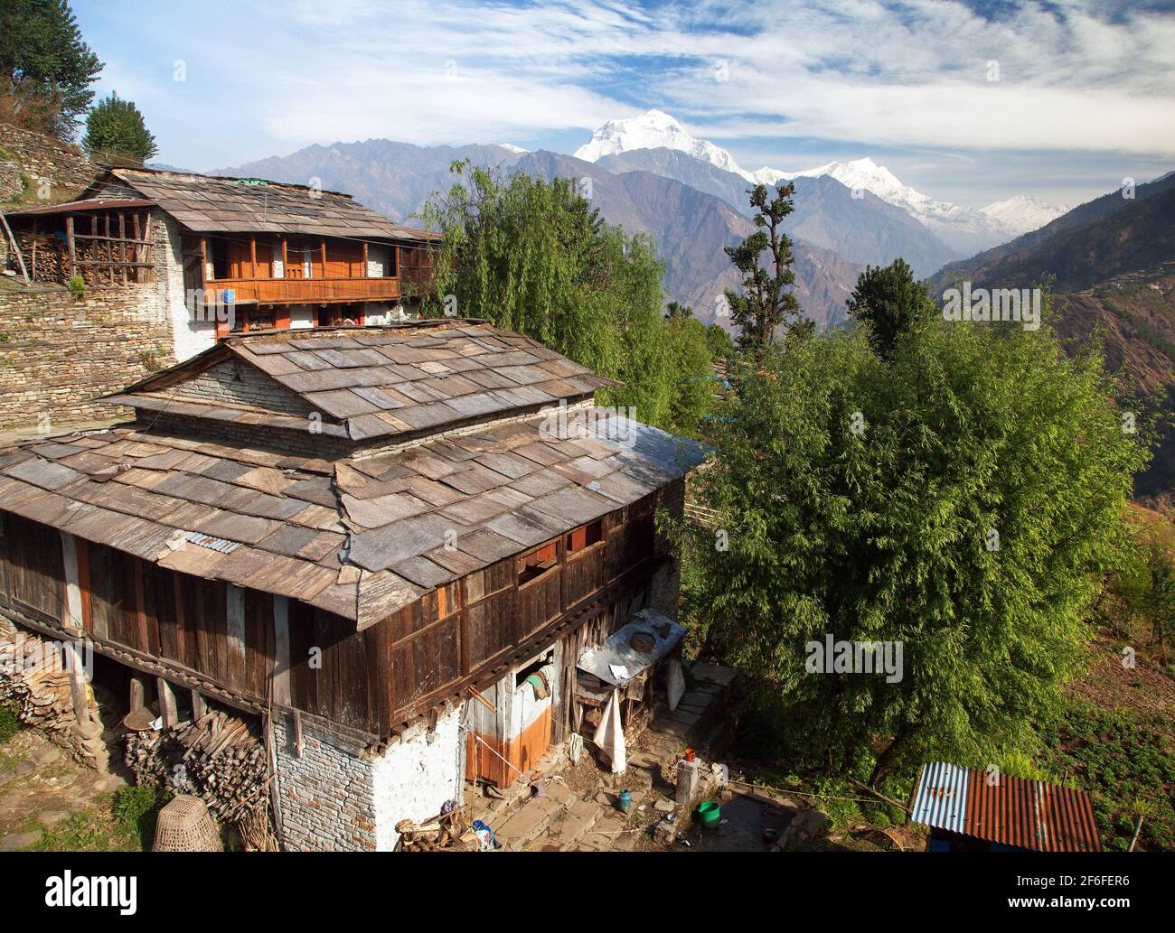 Vue sur le mont Dhaulagiri depuis le village de Gorepani, le sentier de randonnée du circuit d'Annapurna, Népal Banque D'Images