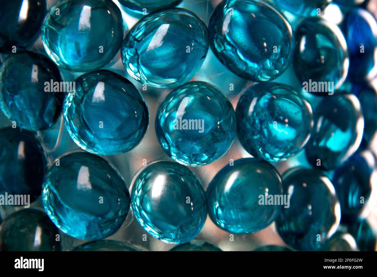 Les gouttelettes de verre bleu turquoise forment une texture semblable à une bulle sur une bouteille de vin réutilisée. Banque D'Images