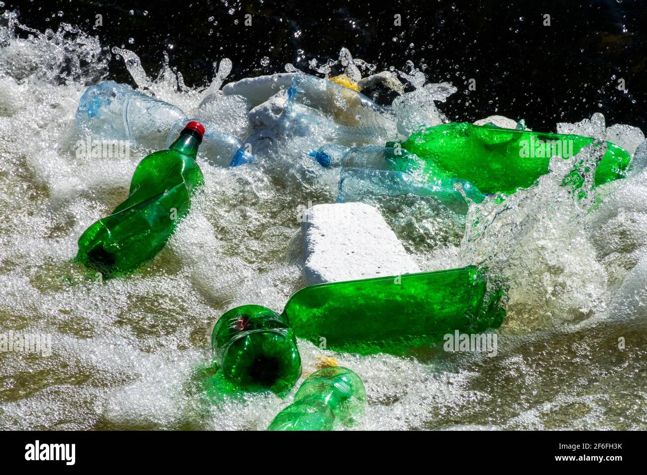 Déchets plastiques flottants déchets plastiques Photo Stock - Alamy
