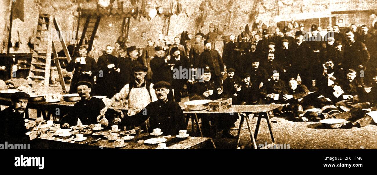 Grève du charbon 1910 (Tonypandy & Pontypridd, pays de Galles) - la police est en casquette de mineurs mais porte des uniformes de police à la cantine du quartier général de la police métropolitaine. Bien que la grève n'ait duré que deux jours, elle a conduit aux émeutes de Llanelli cette année-là, où six personnes sont mortes dans des affrontements entre les travailleurs ferroviaires, la police et les troupes envoyées pour arrêter le blocus de la ligne par les grévistes, Banque D'Images