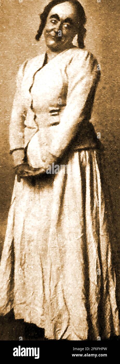 1910 - un vieux portrait photographie de George Robey jouant une pantomime Dame dans une production de Drury Lane. George Robey était connu de ses fans comme 'le Premier ministre de Mirth' à la radio . Son vrai nom était Sir George Edward Wade, CBE (1869-1954). Le comédien anglais, chanteur et acteur a joué dans le théâtre musical et a également été l'un des plus grands acteurs de variété, de salle de musique et de pantomime de la fin du XIXe et du début du XXe siècles, avec la vedette dans le Royal Command Performance en 1912. En outre, il a été un sportif semi-professionnel, jouant au cricket et au football et étoilé sur la scène de Shakespeare Banque D'Images