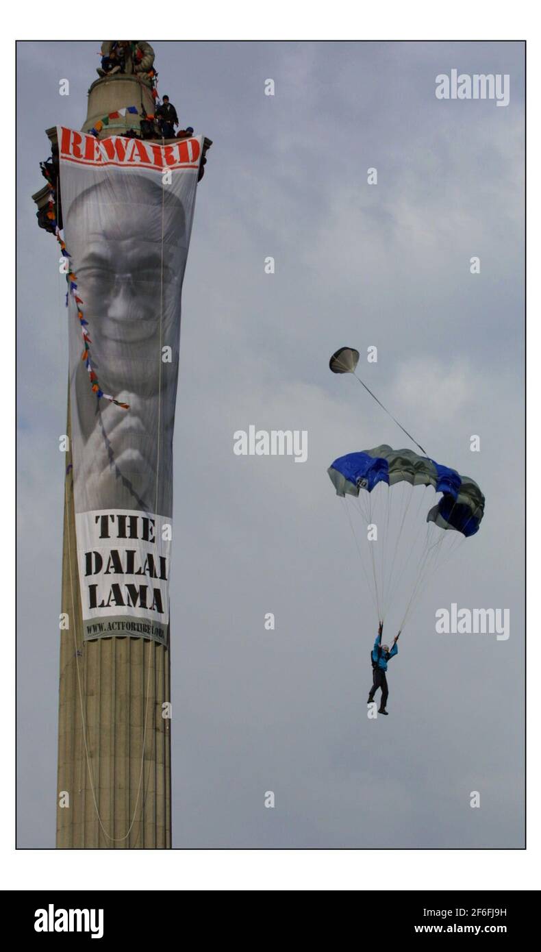 RÉCOMPENSEZ le DALAÏ LAMA... dans les premières heures de ce matin, Gary Connery est devenu le premier homme à descendre de la colonne de Nelsons de 120 pieds à Trafalgar Square, L'événement promu par "agir pour le Tibet" a été de mettre en évidence les événements au Tibet et de soutenir la position du Dalaï Lamas résistant à la présence chinoise au Tibet.à pic David Sandison 9/5/2003 Banque D'Images