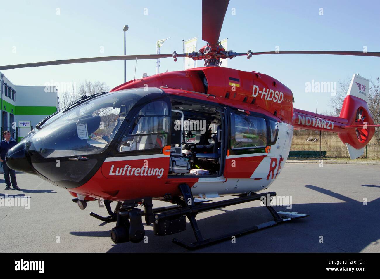 Der Hubschrauber Christoph Berlin D-HDSD, Airbus Helicopters H145, der Deutsche Rettungsflugwacht DRF Am 31 März 2021 à Berlin-Spandau Banque D'Images