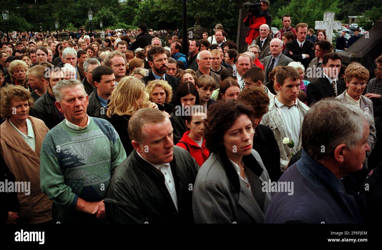 Le service funéraire à l'église St Mary en août 1998 Brantrana de James Baker, Sean McLoughlin et Oran Doherty qui ont été tués dans la bombe à autos Omagh Banque D'Images