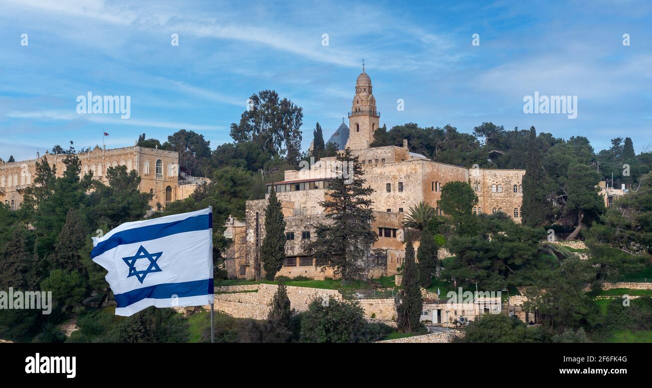 Vue sur le mont Zion avec le drapeau israélien, les bâtiments du Collège universitaire de Jérusalem ou de l'Institut américain d'études de la Terre Sainte Banque D'Images