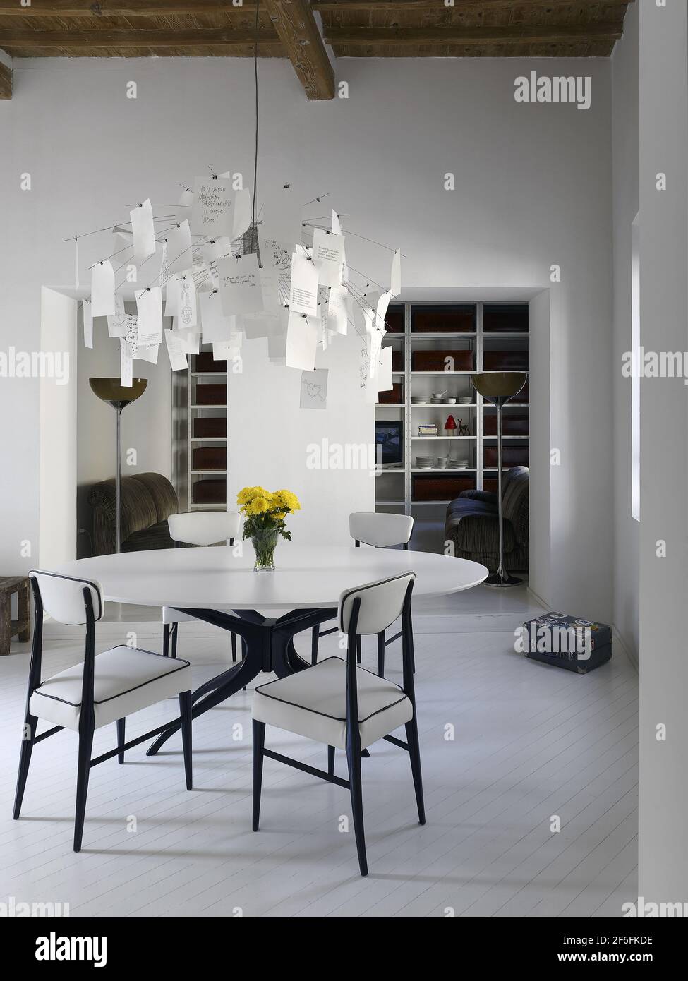 Séjour dans un appartement à Milan, Italie. Lampe Zettel'z 5 conçue par Ingo  Maurer Photo Stock - Alamy