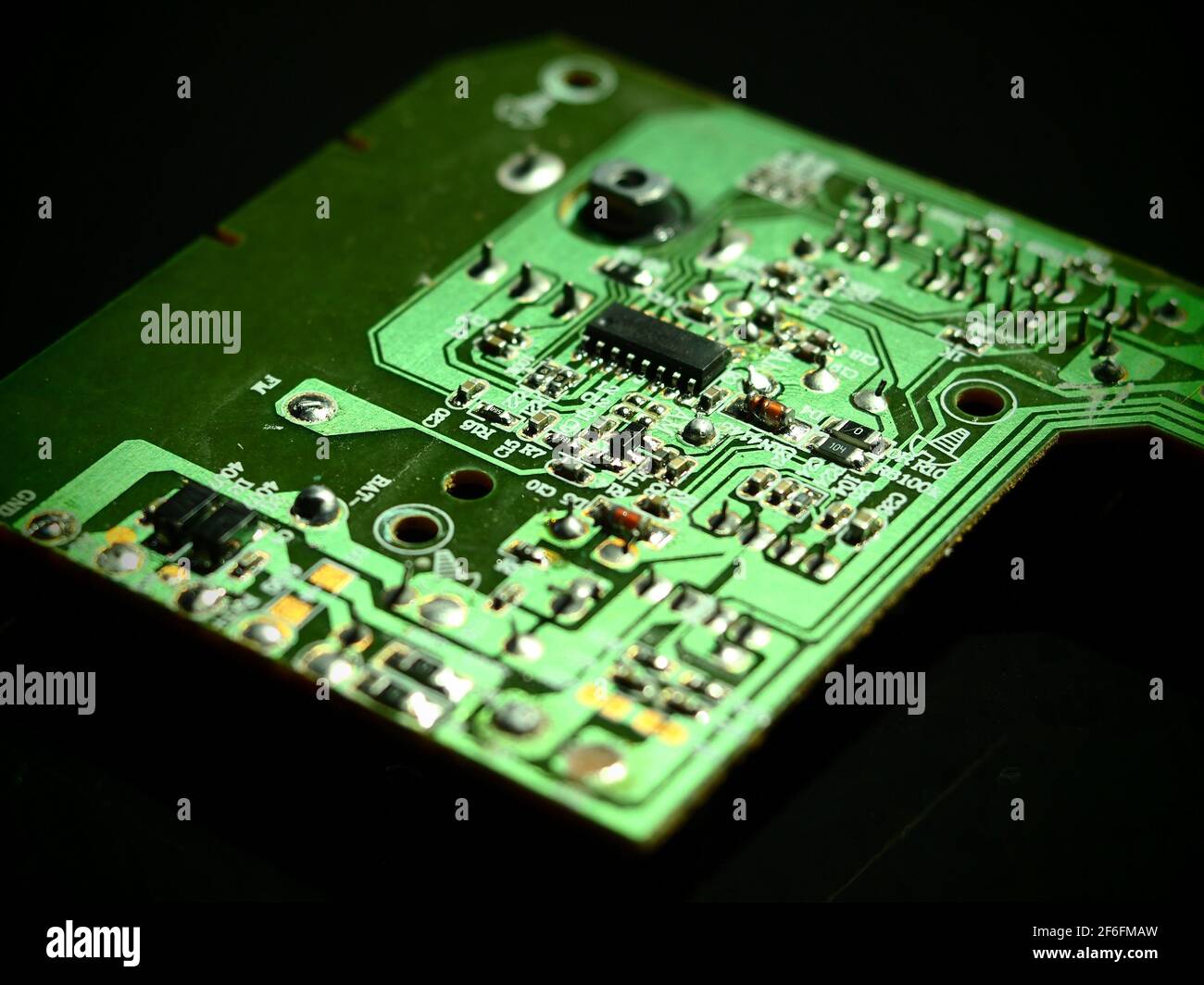 Carte de circuit imprimé verte sur fond noir. Banque D'Images