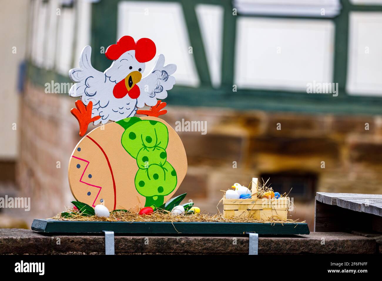 Œuf et poule de Pâques sur le sentier du lapin de Pâques Hesse Herleshausen Banque D'Images