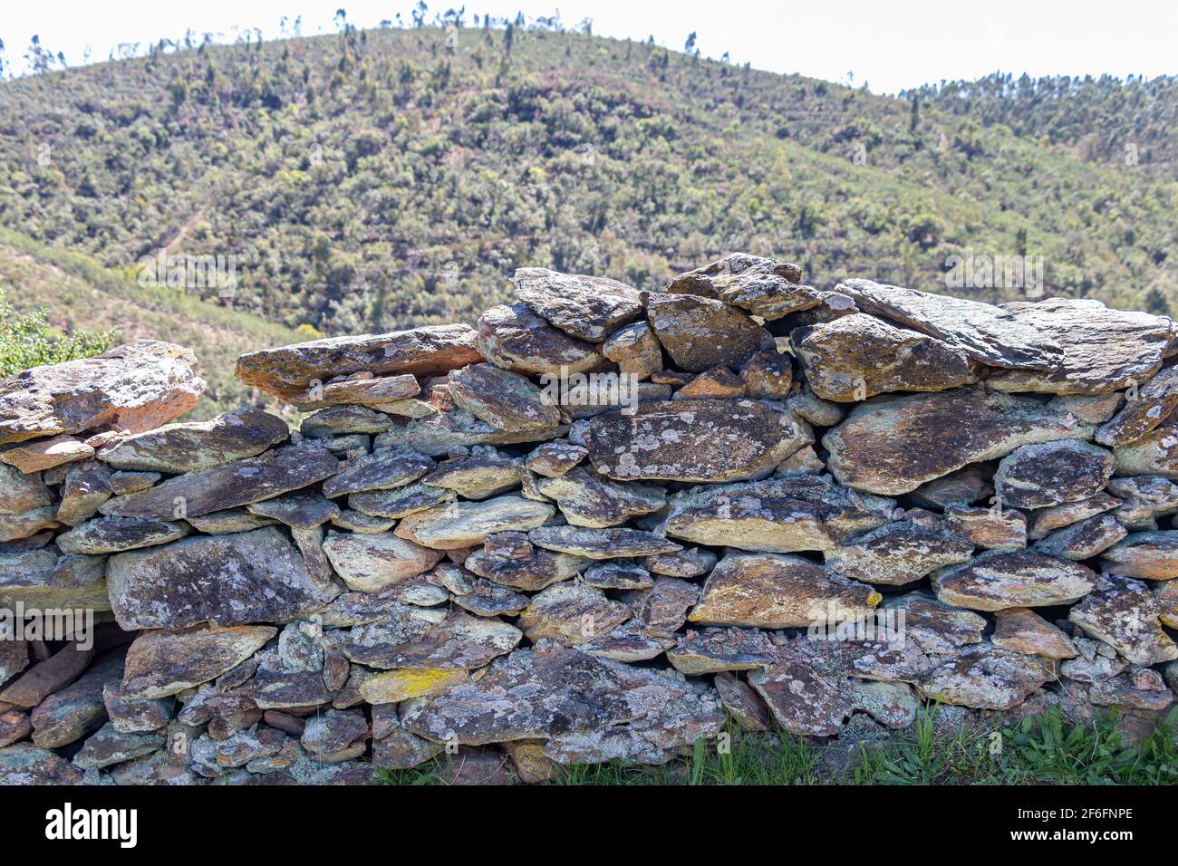 Mur « pierre sèche » ou « mur sec ». Caractérisé par l'utilisation de pierre non coupée dans la construction de structures architecturales pour l'agriculture, l'élevage ac Banque D'Images